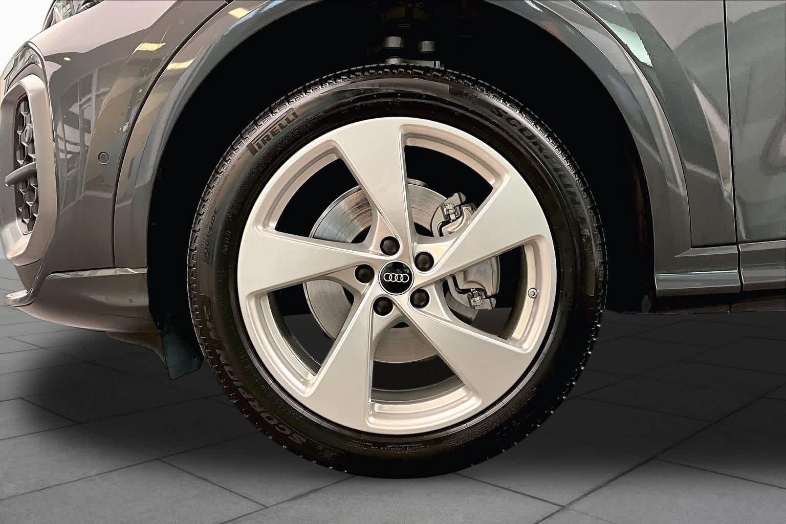 Used 2025 Audi Q5 Premium Plus w/ Premium Plus AWD/4WD image 13