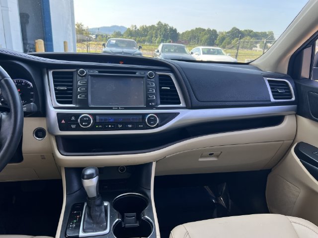 Used 2014 Toyota Highlander XLE FWD image 13