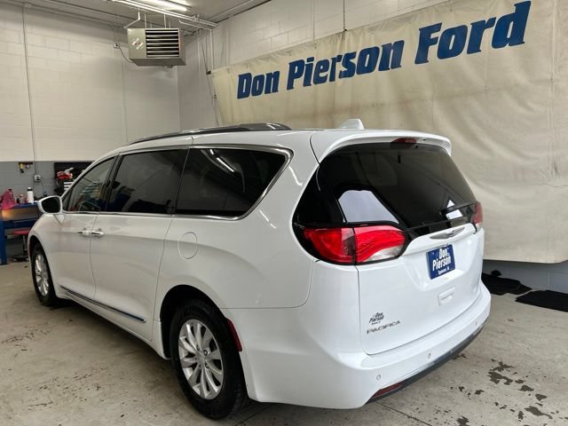 Used 2018 Chrysler Pacifica Touring-L w/ Premium Audio Group FWD image 7