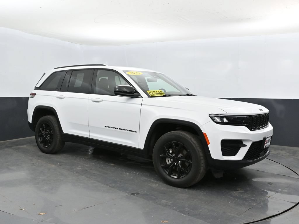 Used 2025 Jeep Grand Cherokee Altitude AWD/4WD image 6