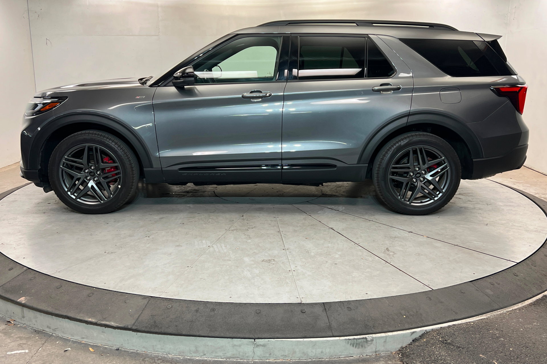 Used 2025 Ford Explorer ST-Line w/ ST-Line Street Pack AWD/4WD image 2