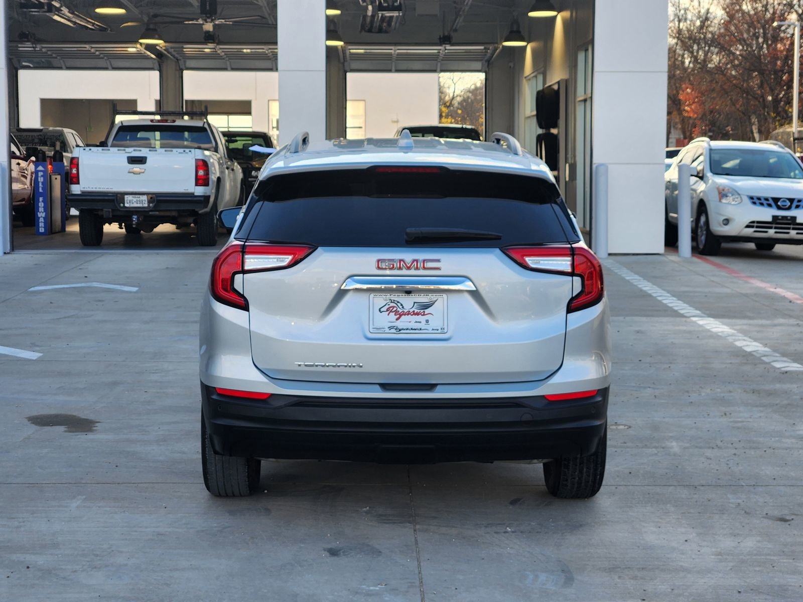 Used 2022 GMC Terrain SLE w/ Driver Convenience Package image 8