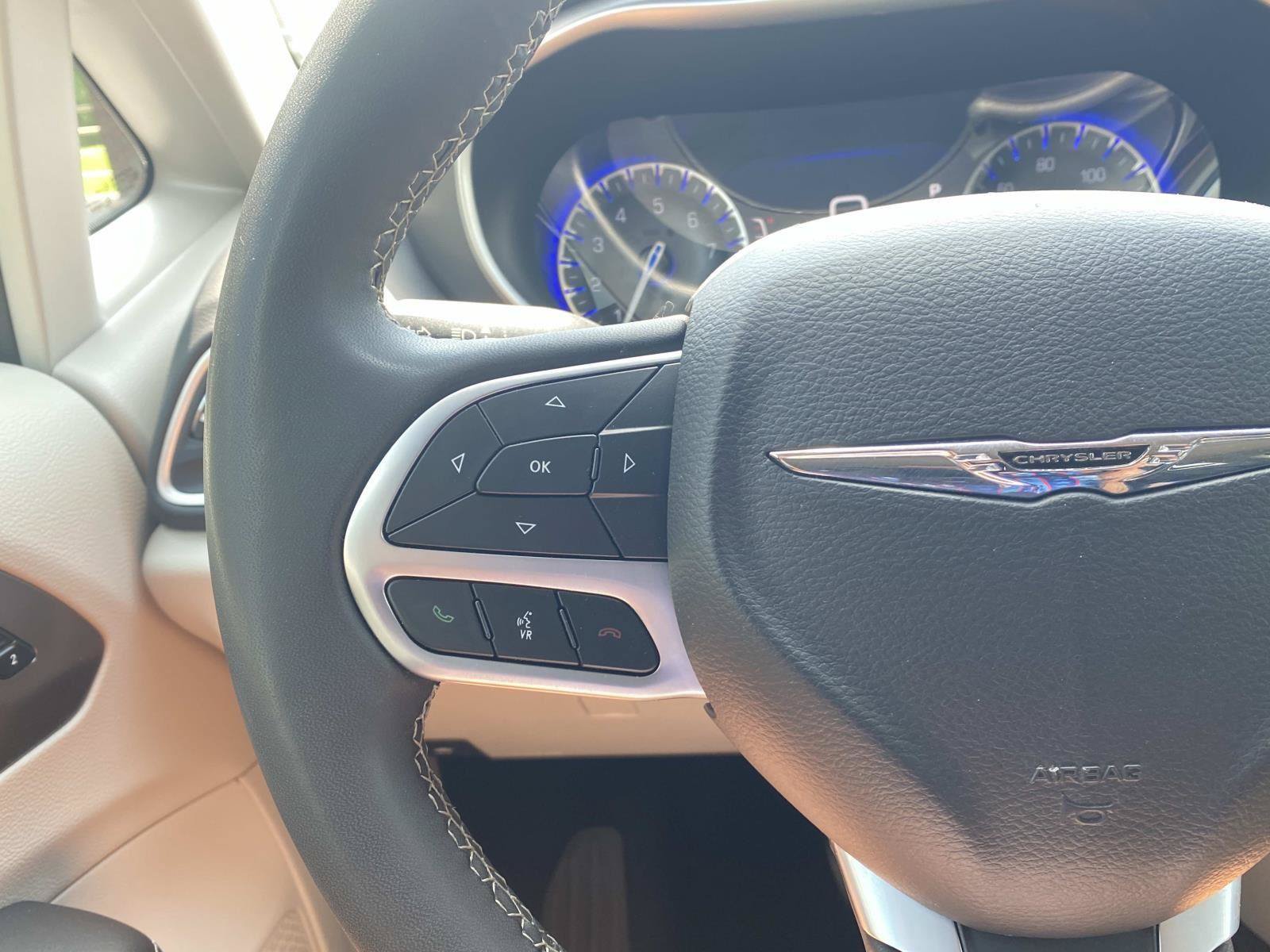Used 2023 Chrysler Pacifica Touring-L FWD image 33