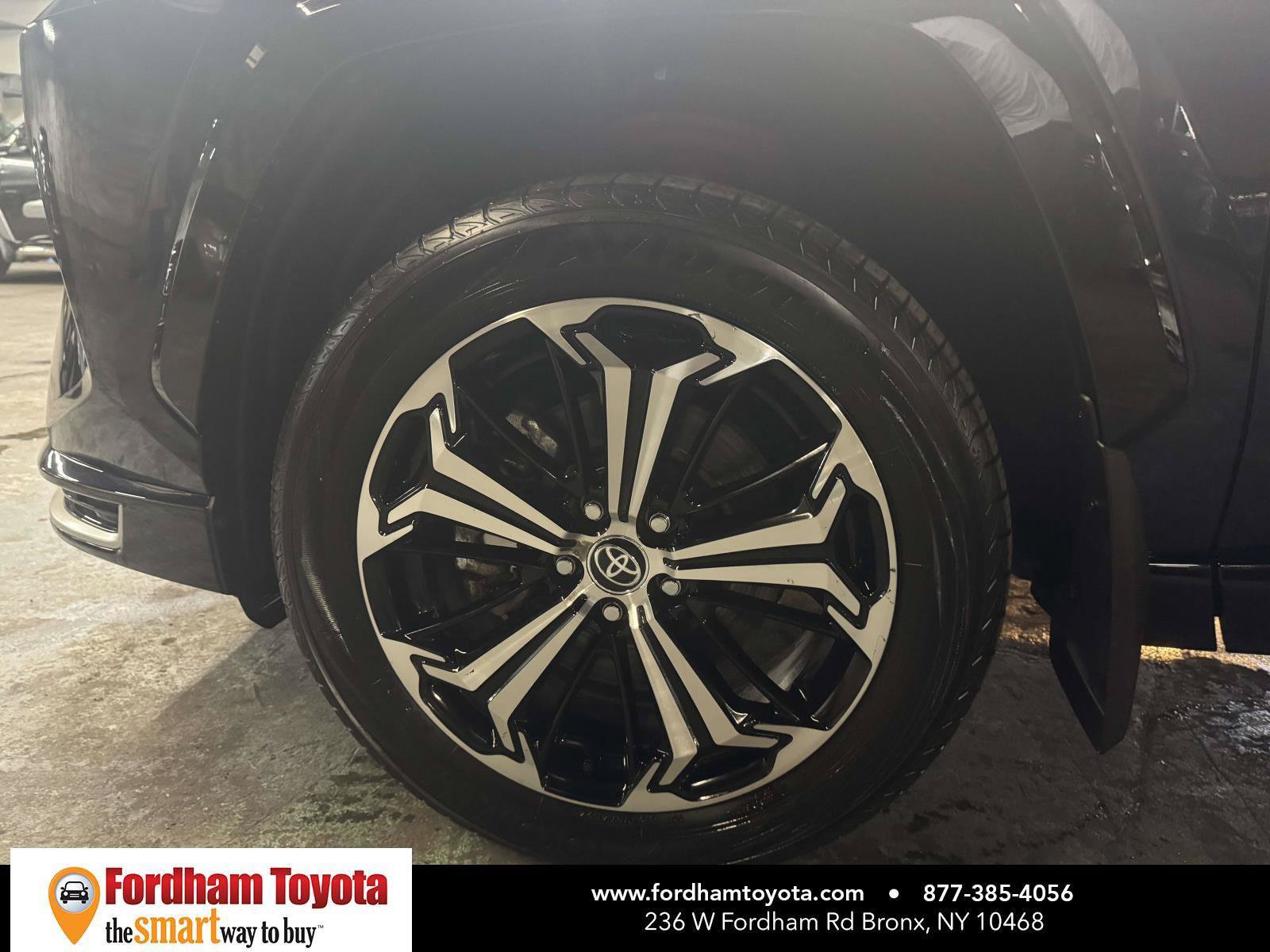 Used 2025 Toyota RAV4 XSE w/ Weather Package AWD/4WD image 9