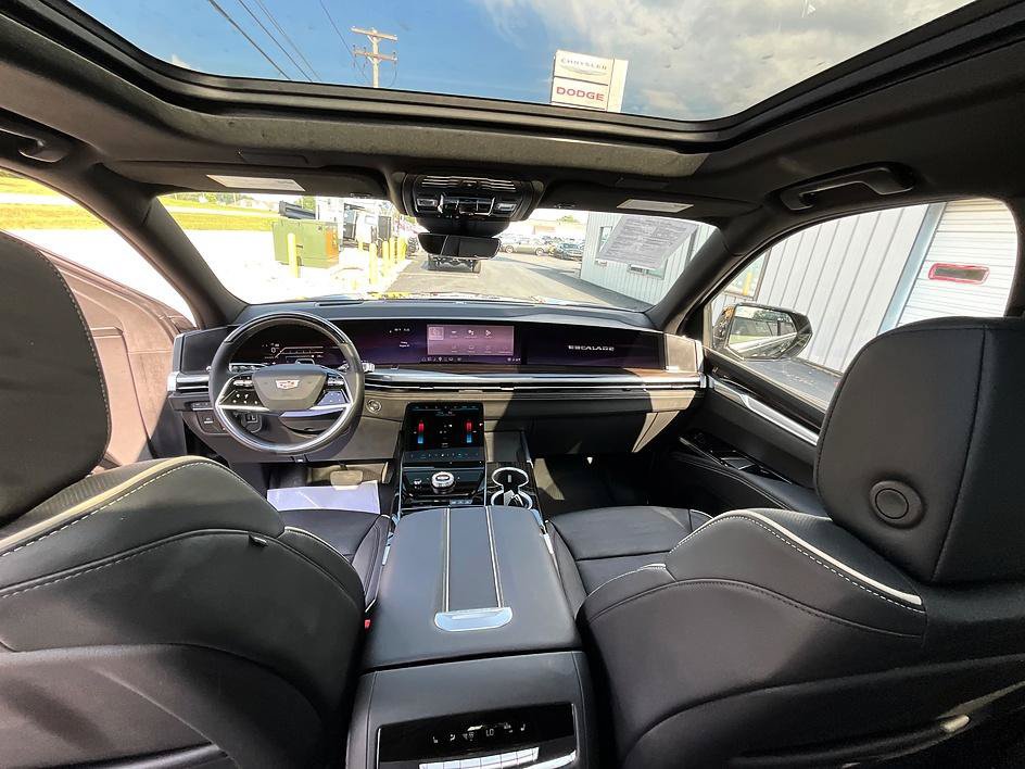 Used 2026 Cadillac Escalade ESV Luxury w/ LPO, Floor Liner Package AWD/4WD image 37
