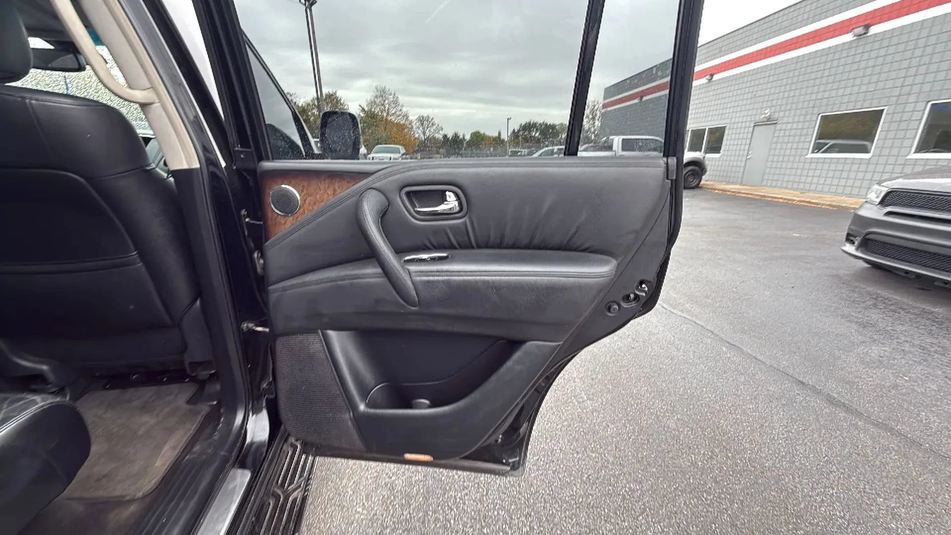 Used 2012 INFINITI QX56 4WD w/ Deluxe Touring Pkg image 15