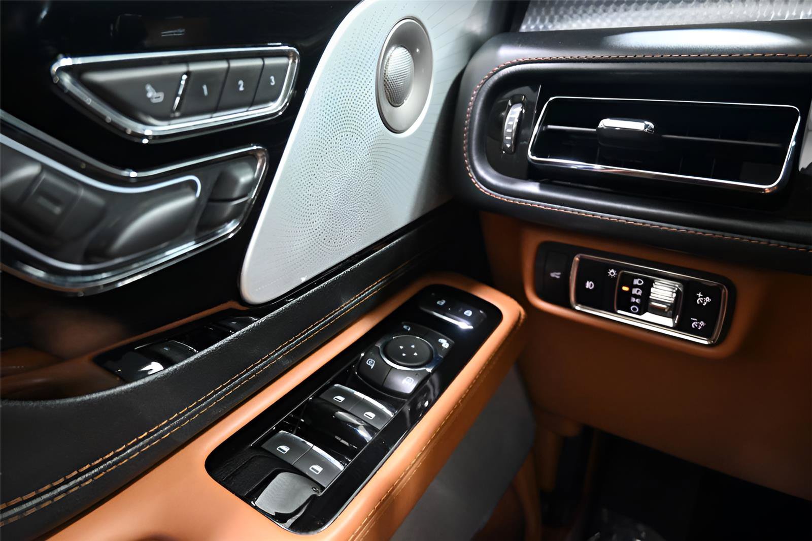 Used 2021 Lincoln Aviator Black Label w/ Dynamic Handling Package AWD/4WD image 40