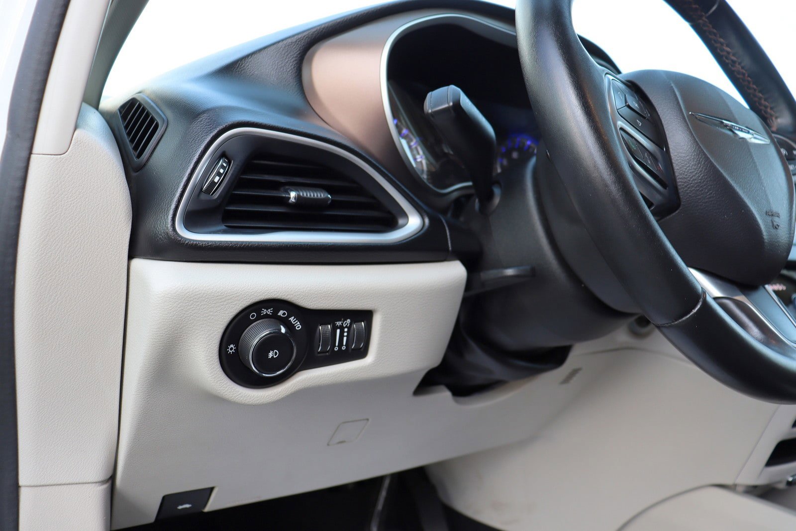 Used 2017 Chrysler Pacifica Touring-L FWD image 27