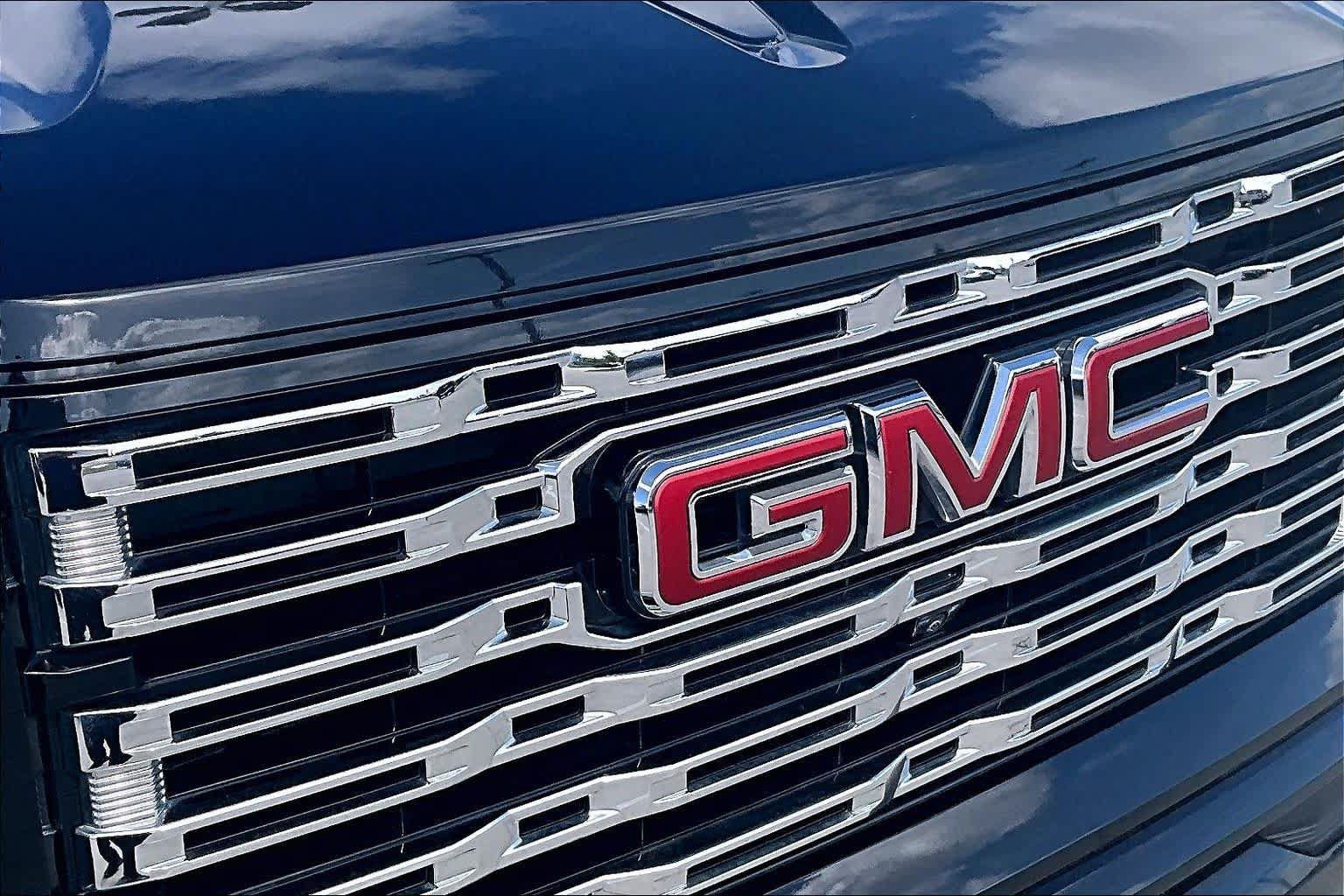 Used 2023 GMC Canyon Denali w/ Denali Black Edition AWD/4WD image 28
