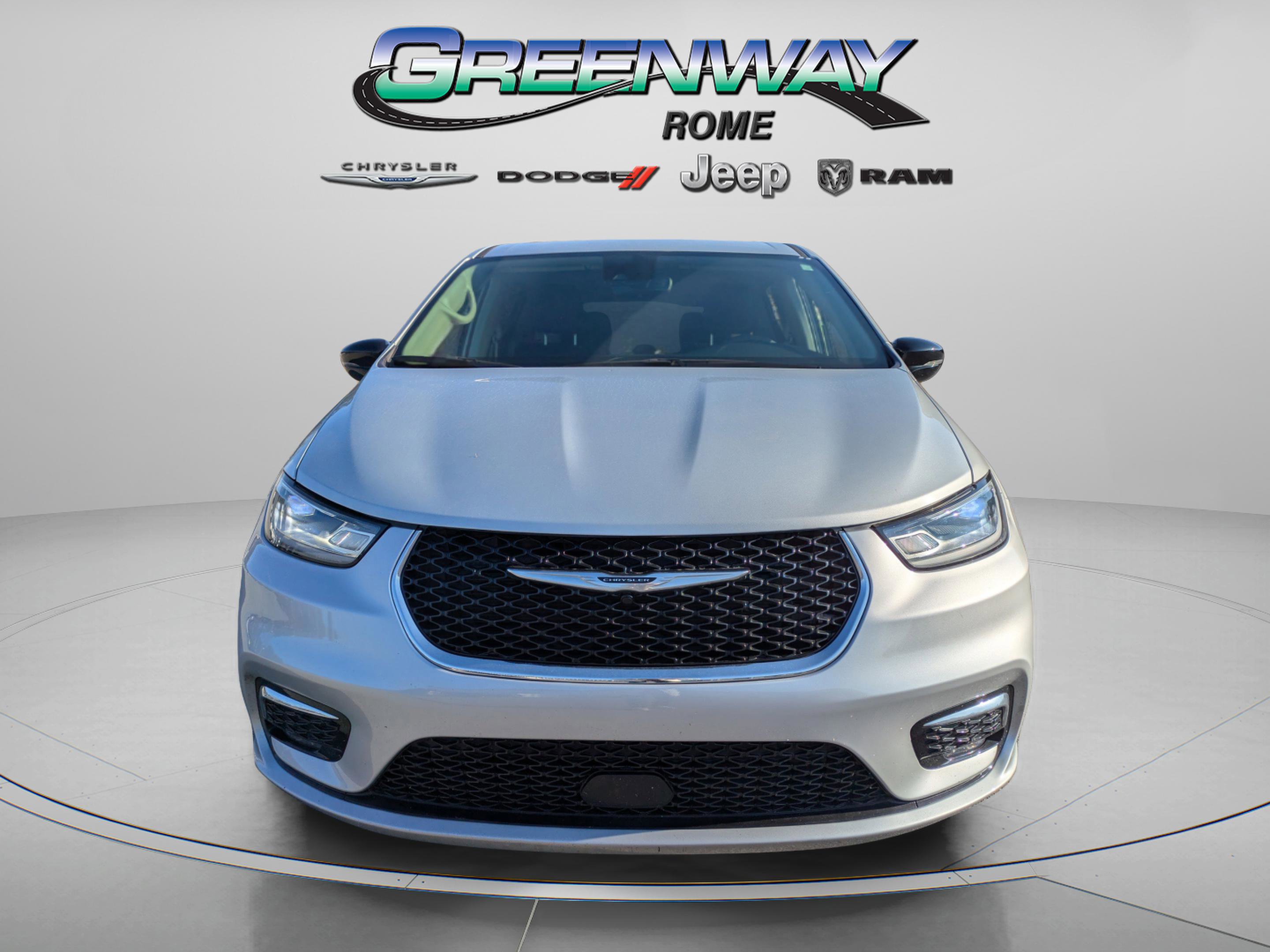 Used 2024 Chrysler Pacifica Touring-L FWD image 3