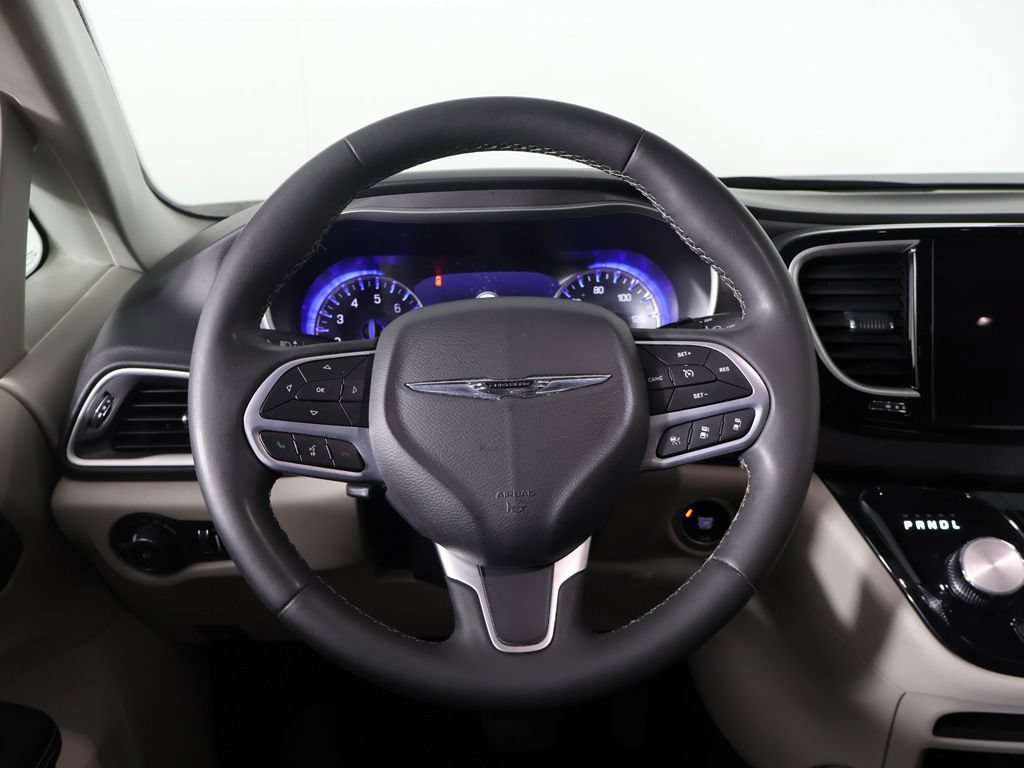 Used 2023 Chrysler Pacifica Touring-L FWD image 37