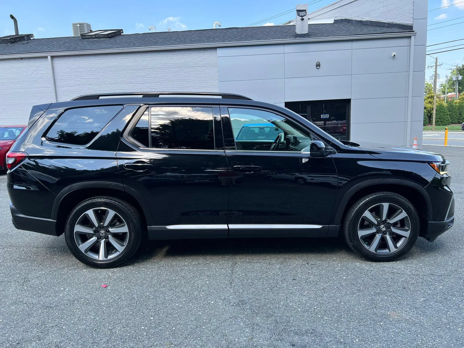 Used 2024 Honda Pilot Touring image 3