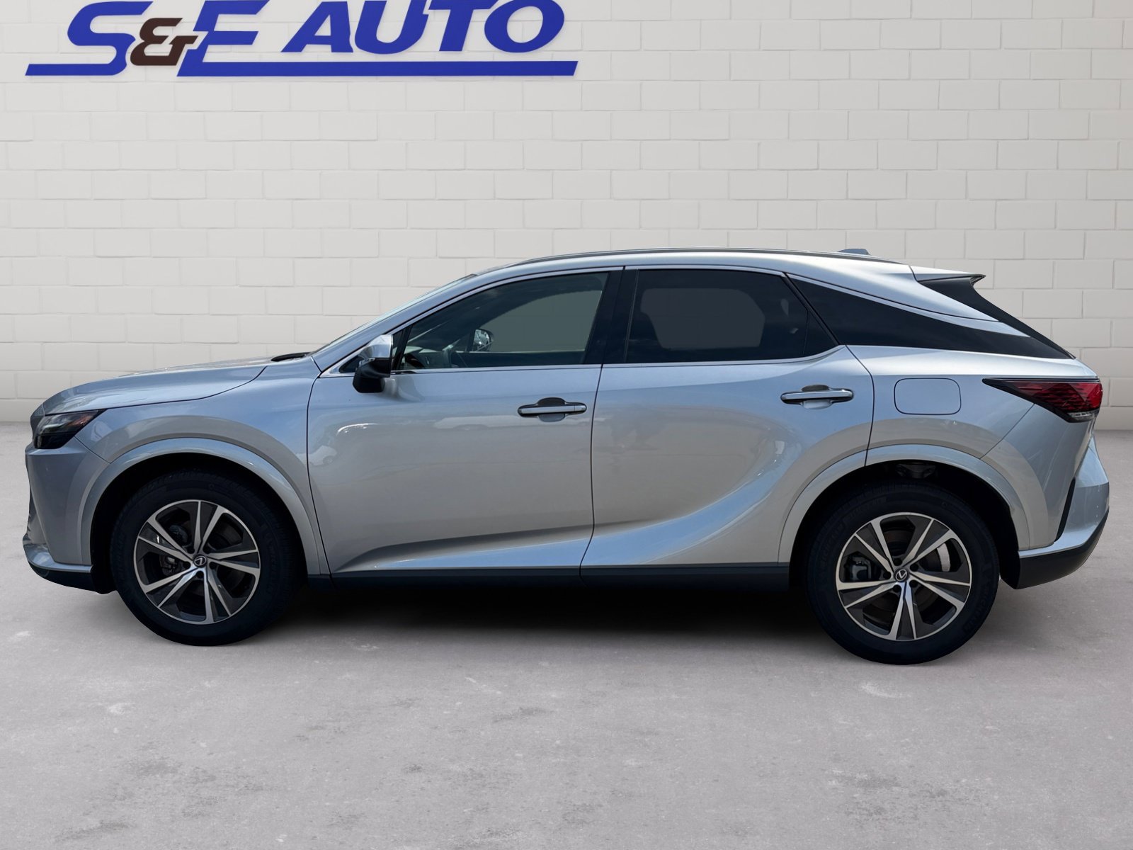 Used 2023 Lexus RX 350 Premium w/ Accessory Package (Z1) AWD/4WD image 2