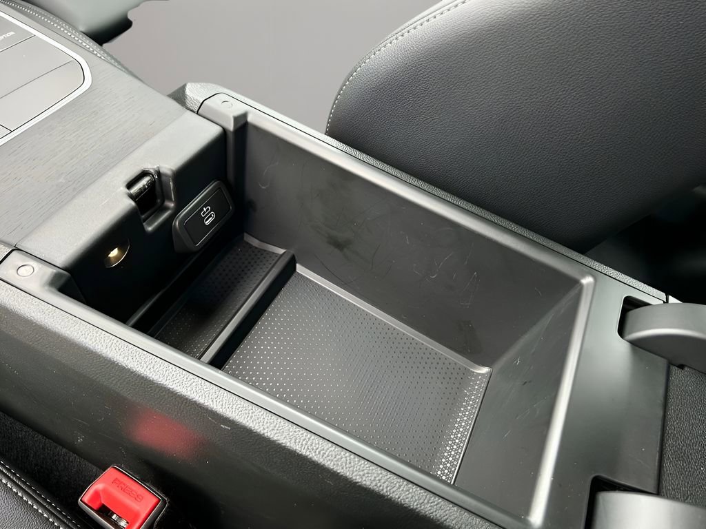 Used 2024 BMW 330i xDrive Sedan w/ Convenience Package image 7