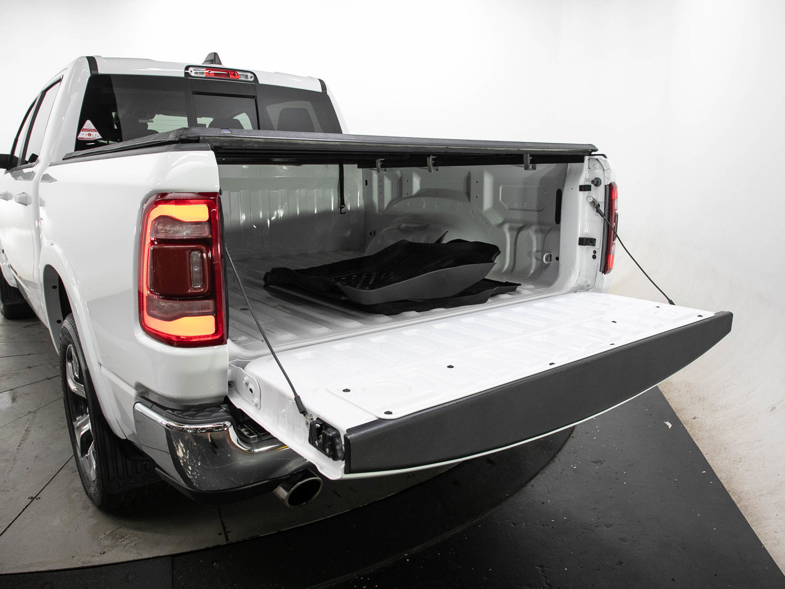 Used 2022 RAM 1500 Laramie AWD/4WD image 11