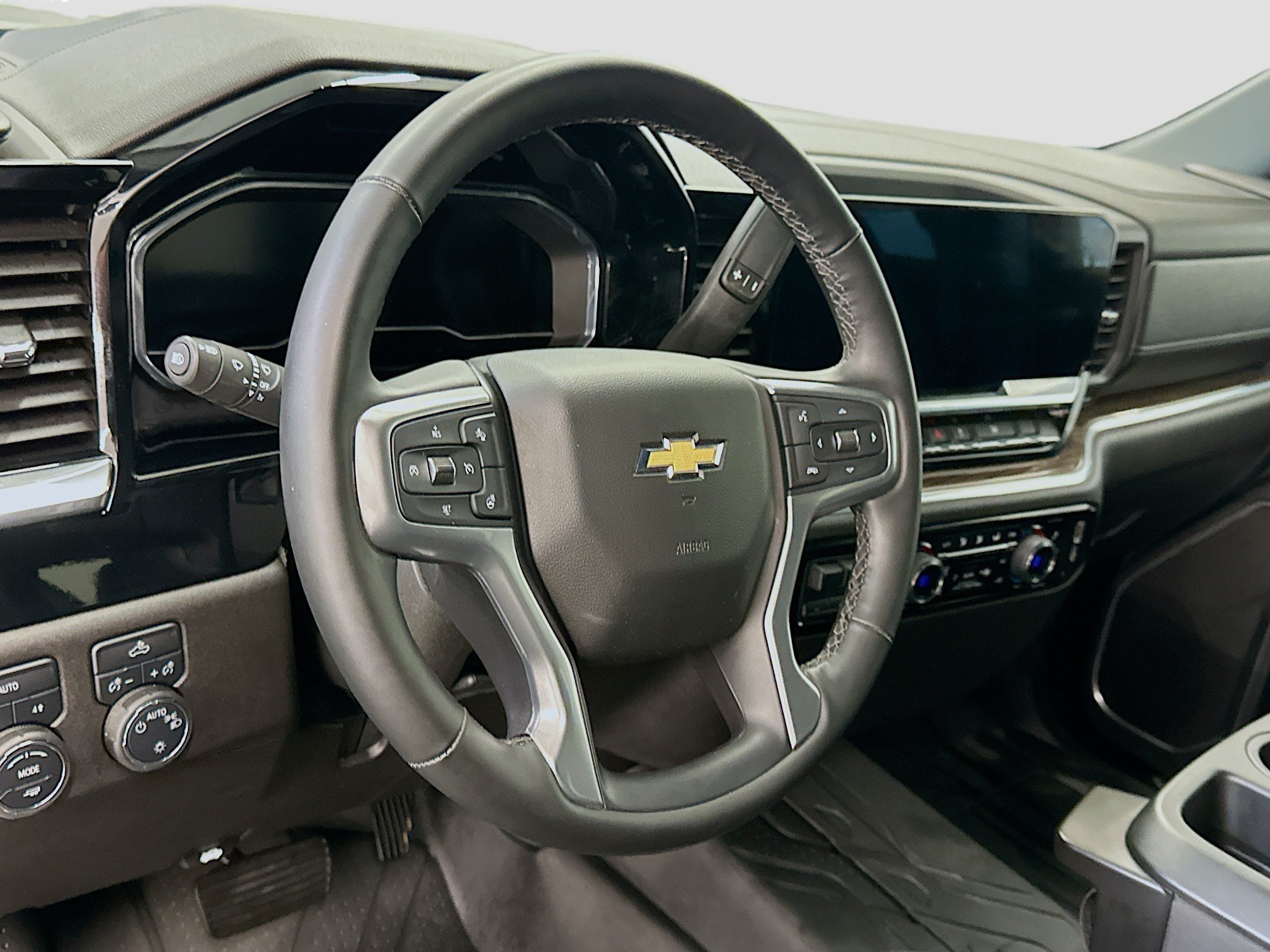 Used 2025 Chevrolet Silverado 1500 LT AWD/4WD image 18