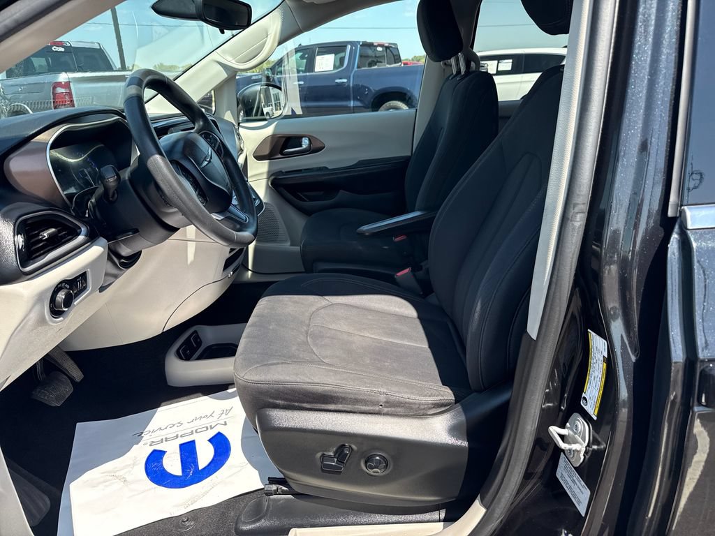Used 2017 Chrysler Pacifica Touring FWD image 9