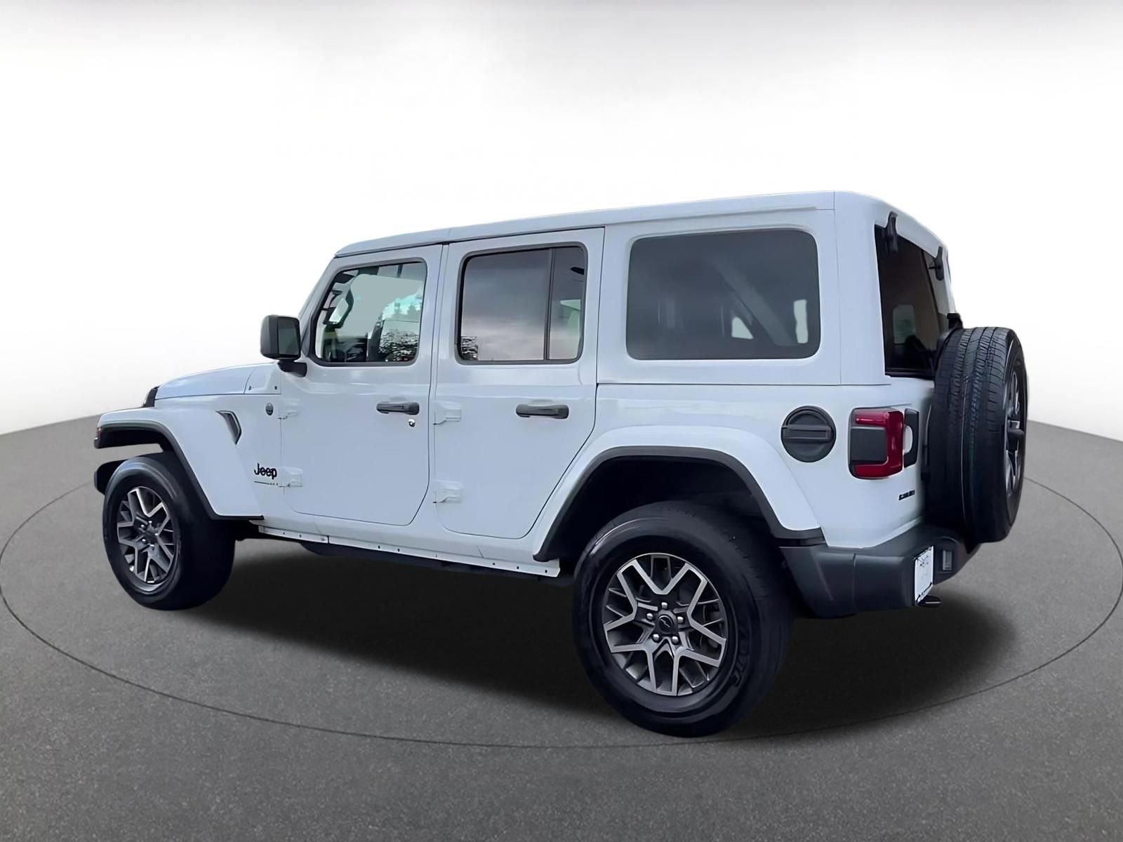 Used 2025 Jeep Wrangler Unlimited Sahara AWD/4WD image 9