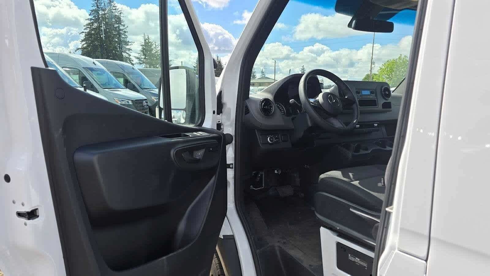 Used 2025 Mercedes-Benz Sprinter 2500 image 23