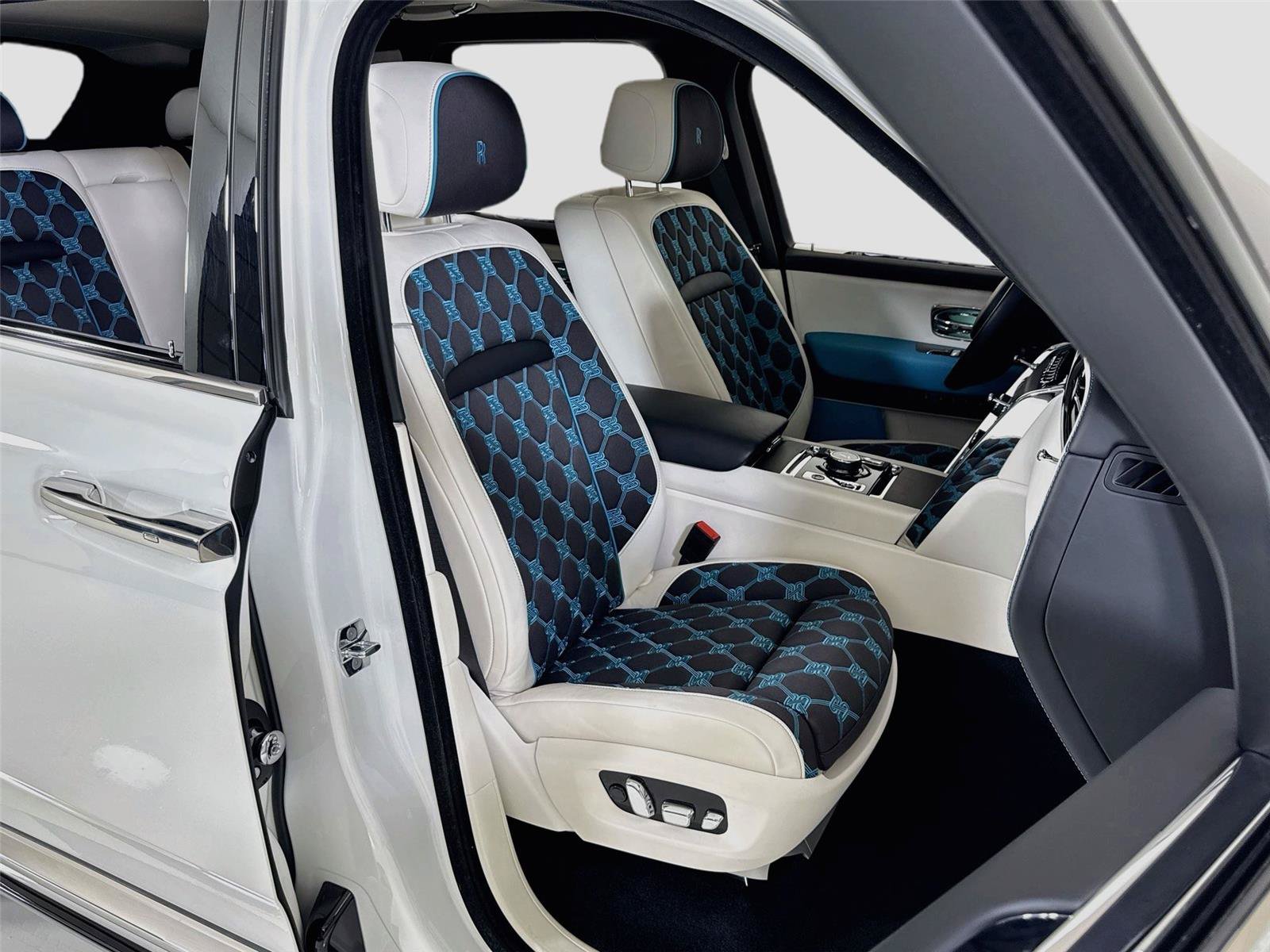Used 2025 Rolls-Royce Cullinan AWD/4WD image 36