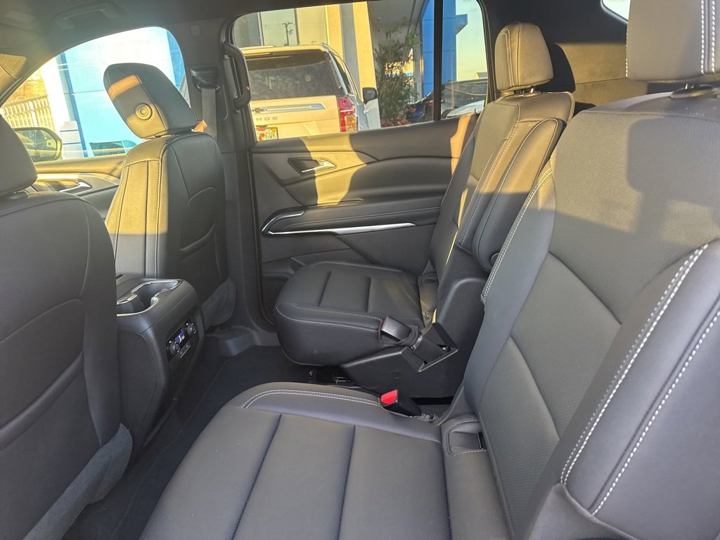 Used 2025 Chevrolet Traverse LT image 13
