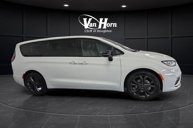 New 2026 Chrysler Pacifica Select image 2