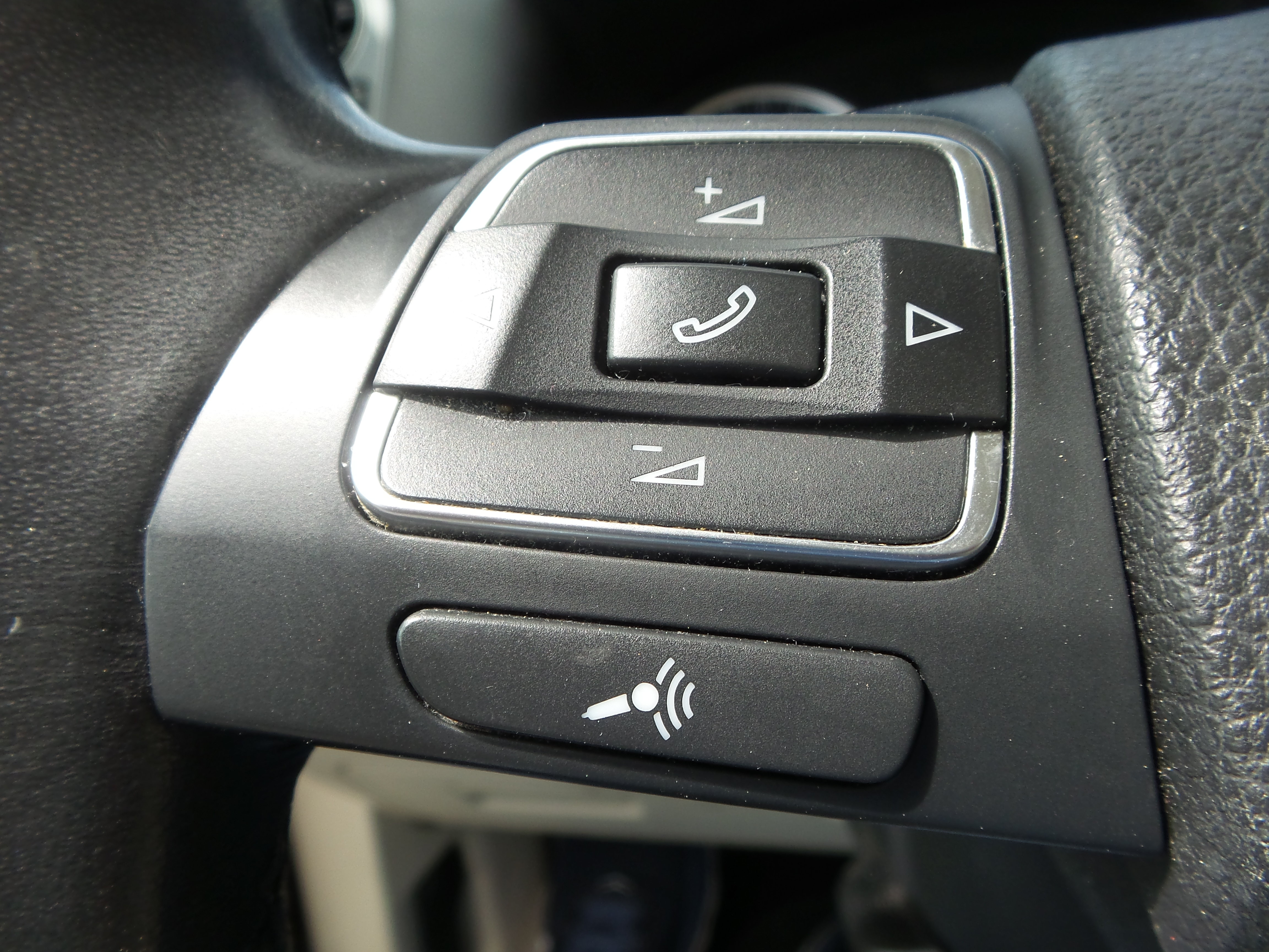 Used 2015 Volkswagen Tiguan SEL FWD image 70