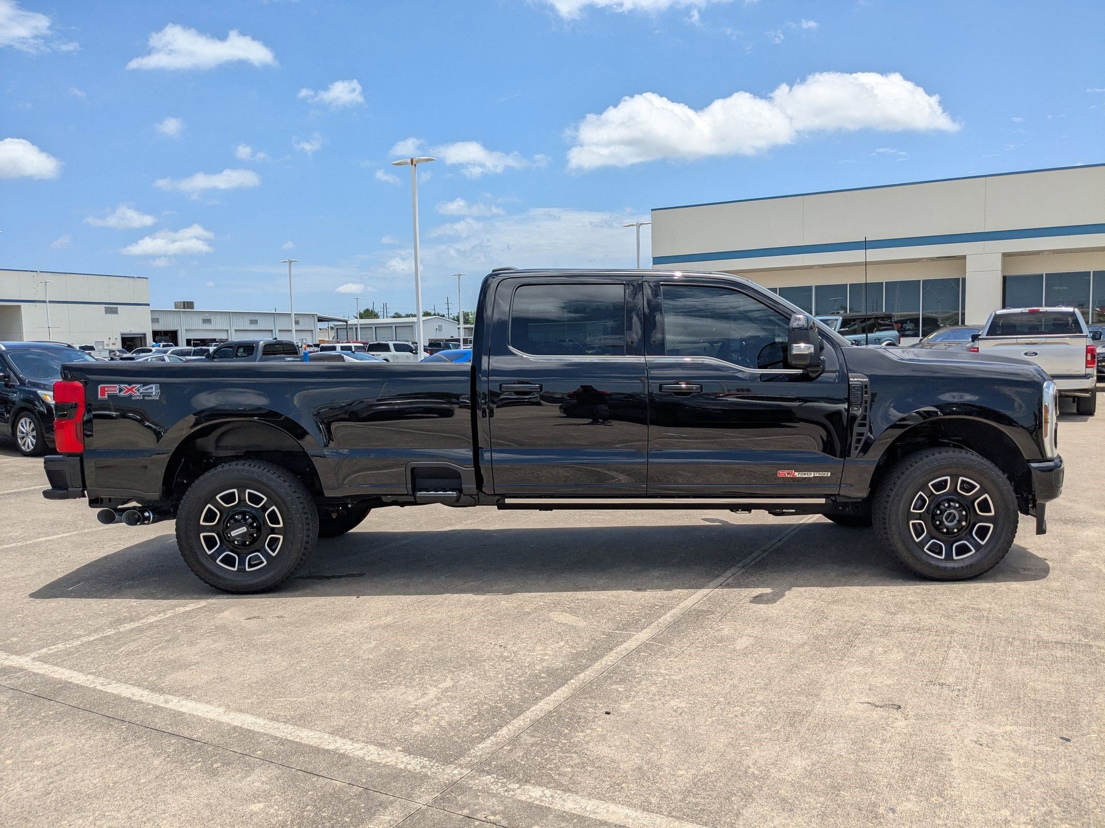 Used 2025 Ford F350 Platinum w/ FX4 Off-Road Package image 2