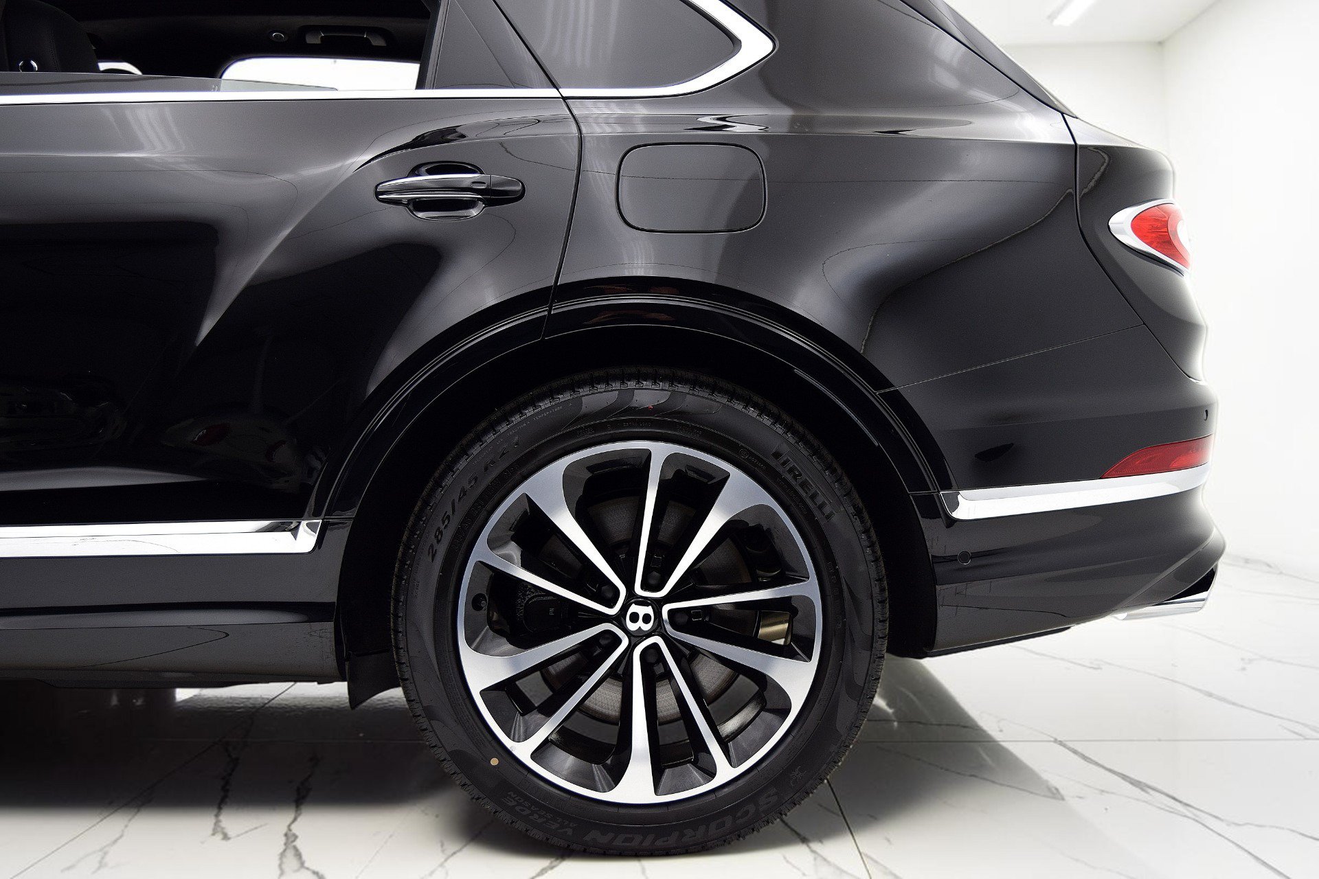 Certified 2021 Bentley Bentayga Plug-In Hybrid AWD/4WD image 39