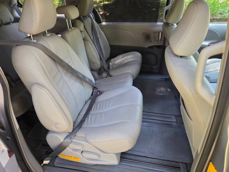 Used 2012 Toyota Sienna XLE w/ Premium Pkg FWD image 13