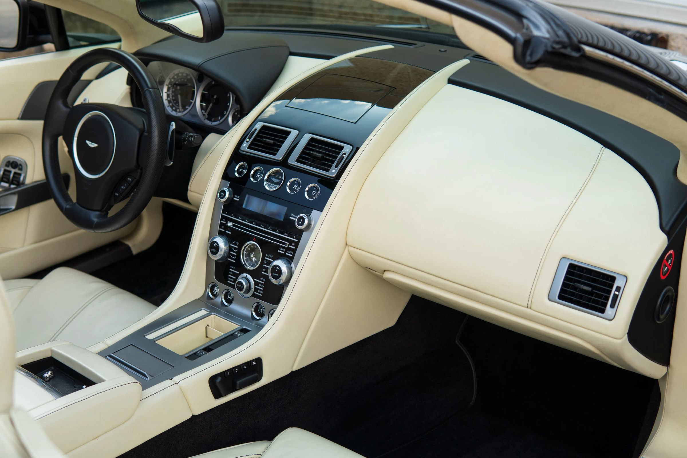 Used 2013 Aston Martin V8 Vantage Roadster RWD image 31