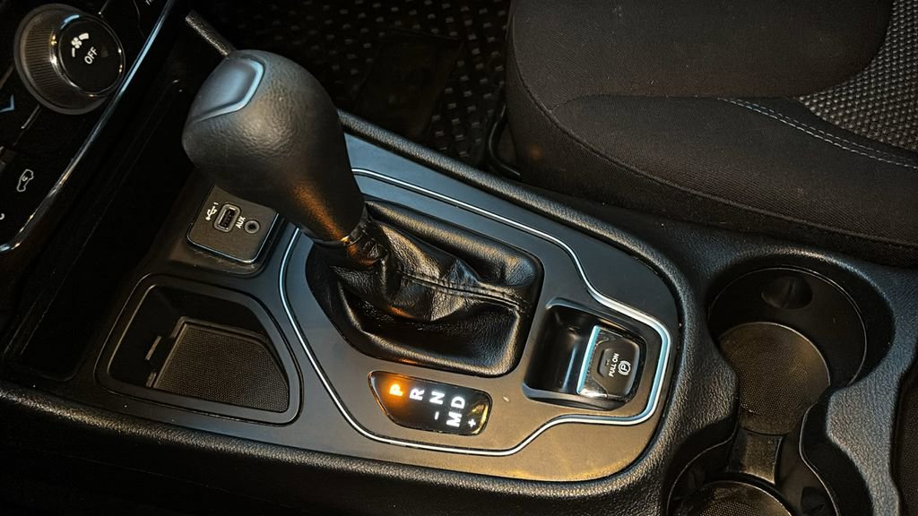 Used 2019 Jeep Cherokee Latitude w/ Cold Weather Group image 20