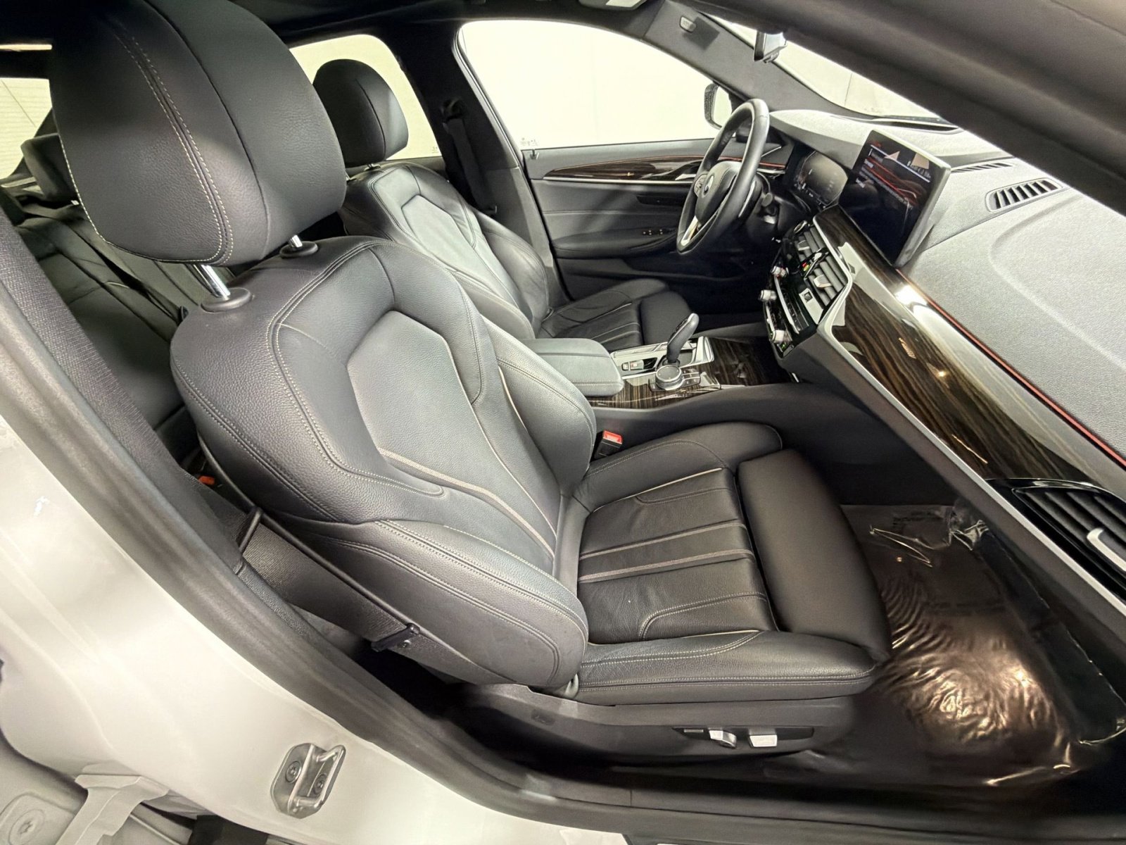 Used 2023 BMW 540i xDrive w/ Premium Package image 27