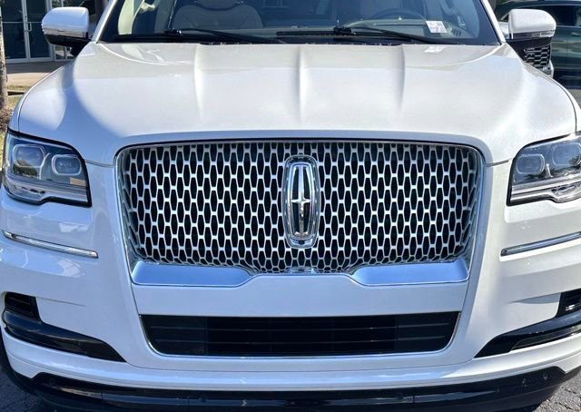 Used 2024 Lincoln Navigator L Reserve image 3