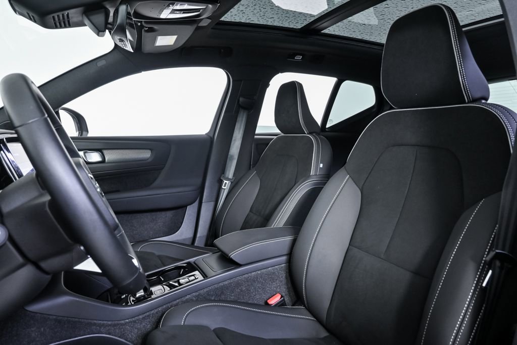 Certified 2025 Volvo XC40 B5 Plus image 7