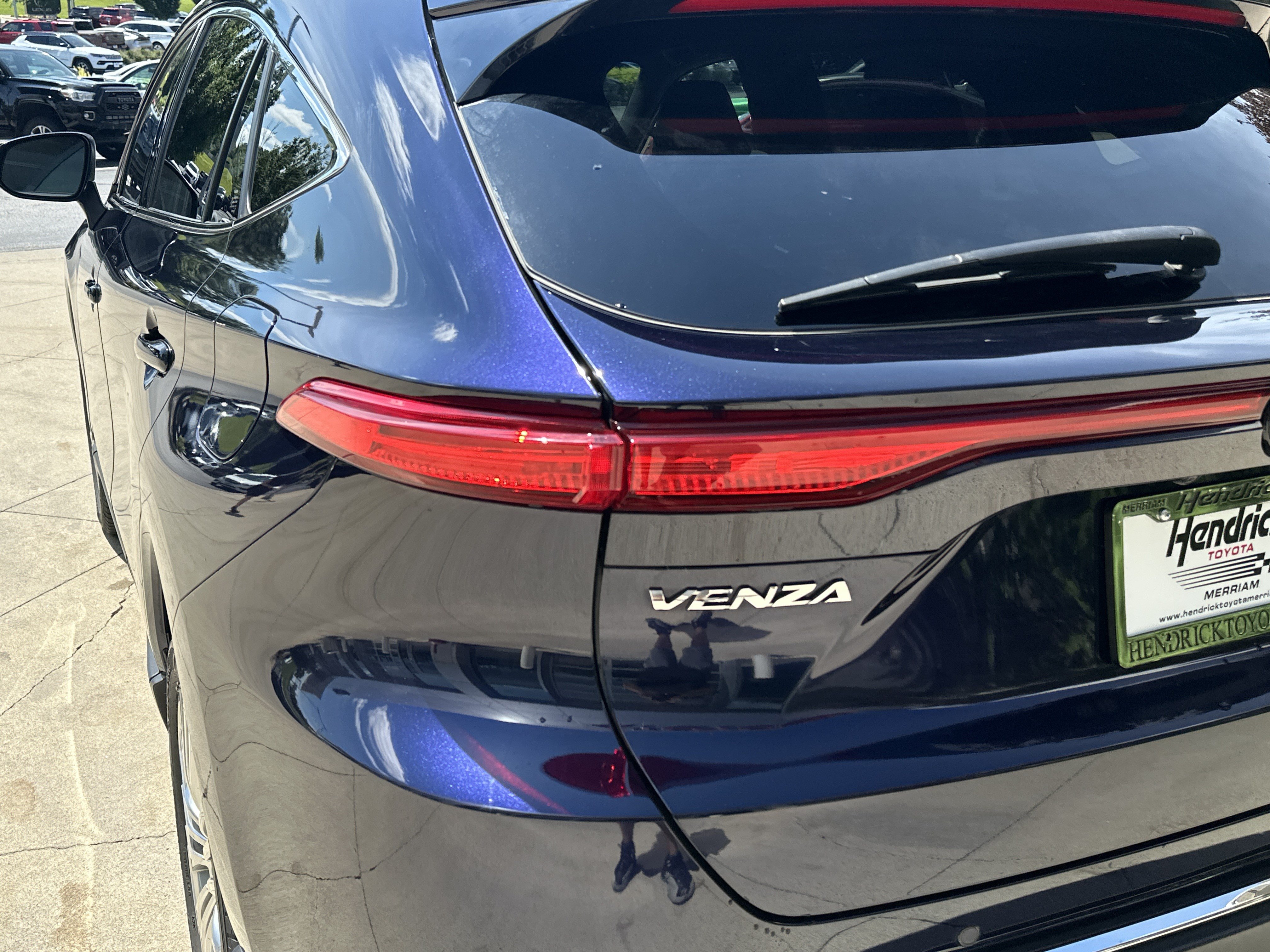 Used 2023 Toyota Venza XLE AWD/4WD image 12