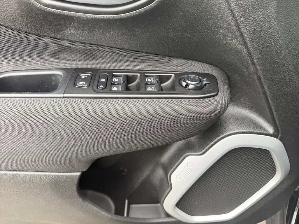 Certified 2020 Jeep Renegade Latitude w/ Cold Weather Group image 31