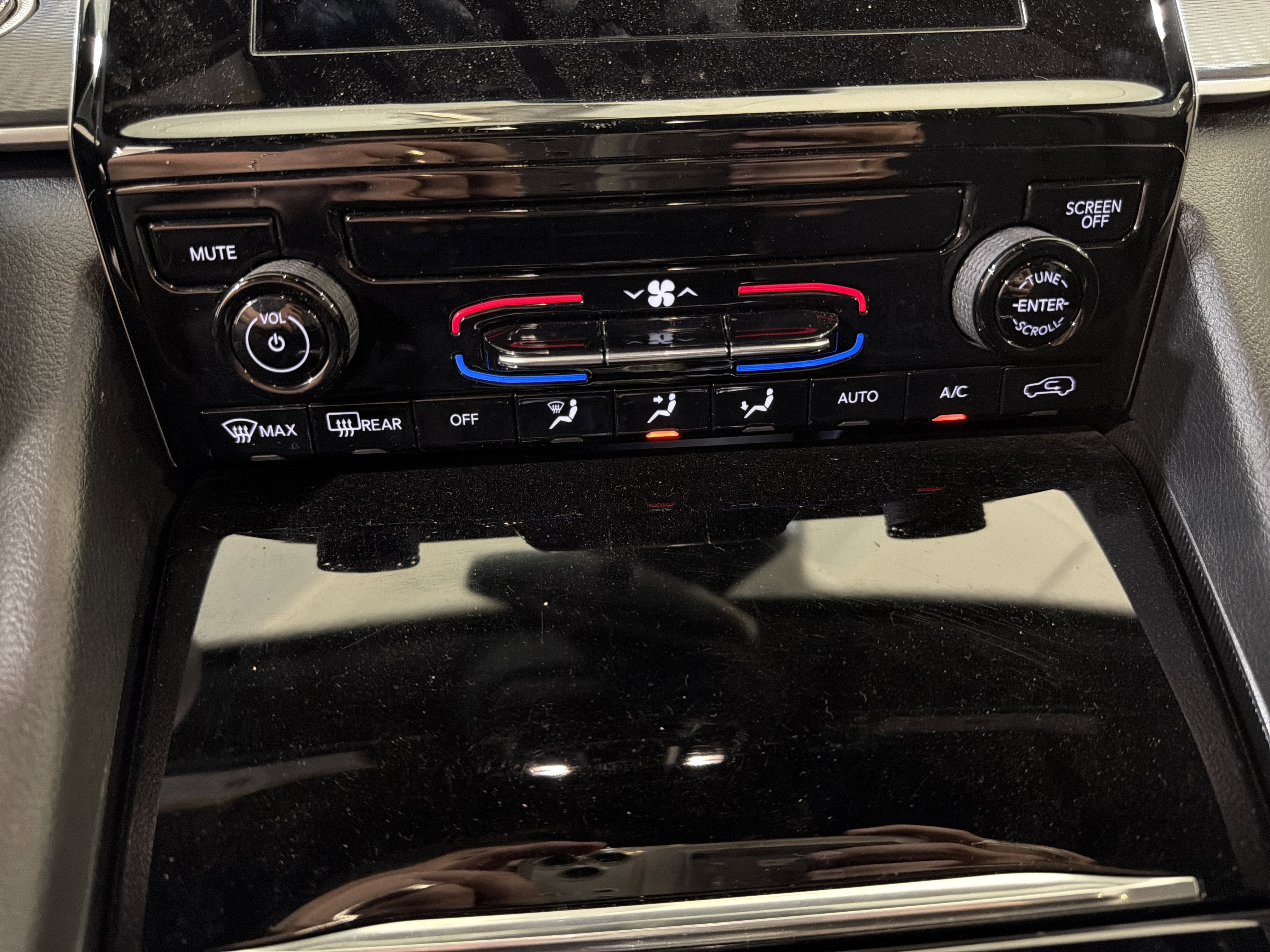 Used 2024 Jeep Grand Cherokee Laredo AWD/4WD image 19