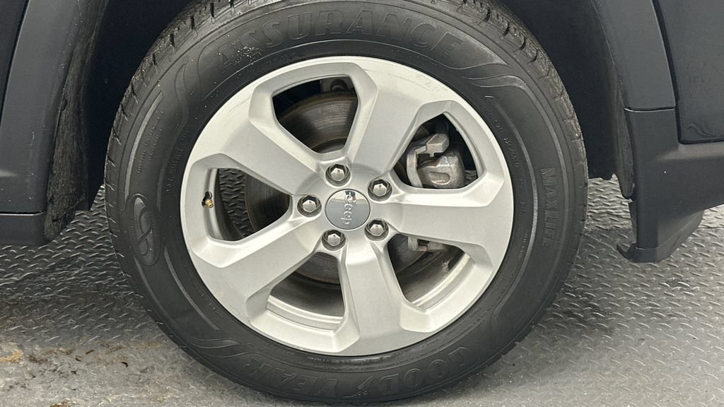 Used 2019 Jeep Compass Latitude w/ Cold Weather Group AWD/4WD image 16