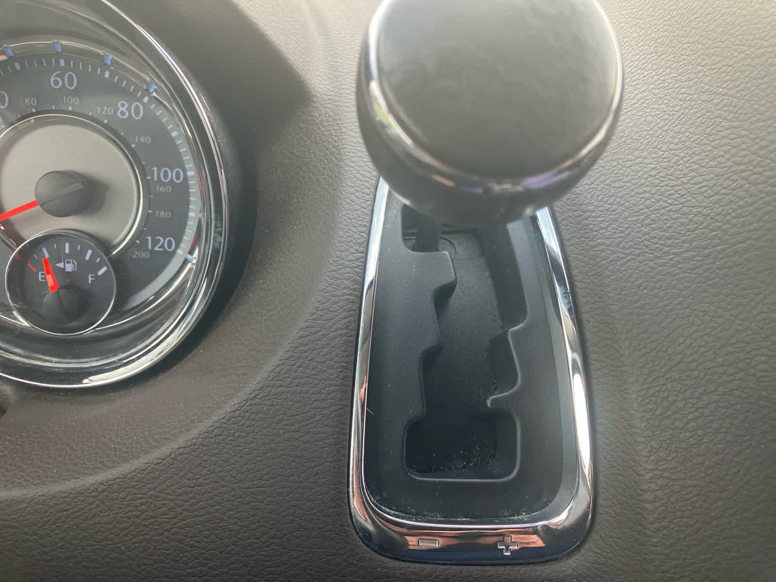 Used 2013 Chrysler Town & Country Touring FWD image 22