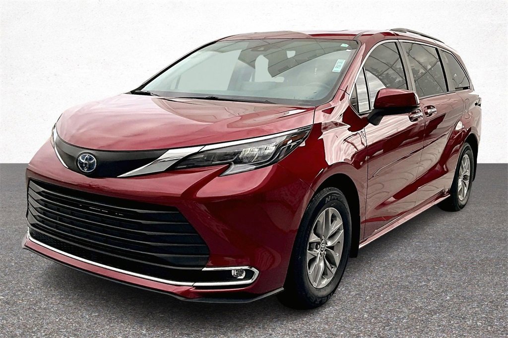 Certified 2024 Toyota Sienna XLE video 4