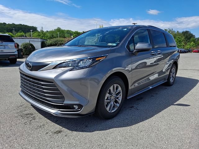 New 2026 Toyota Sienna XLE AWD/4WD image 2