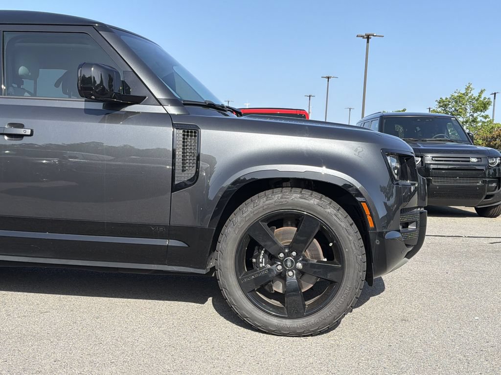 Used 2025 Land Rover Defender 110 V8 AWD/4WD image 9