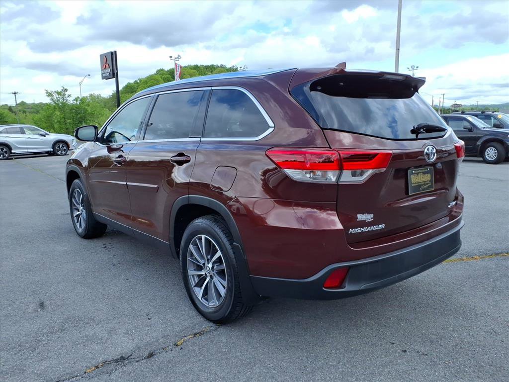 Used 2019 Toyota Highlander XLE AWD/4WD image 3