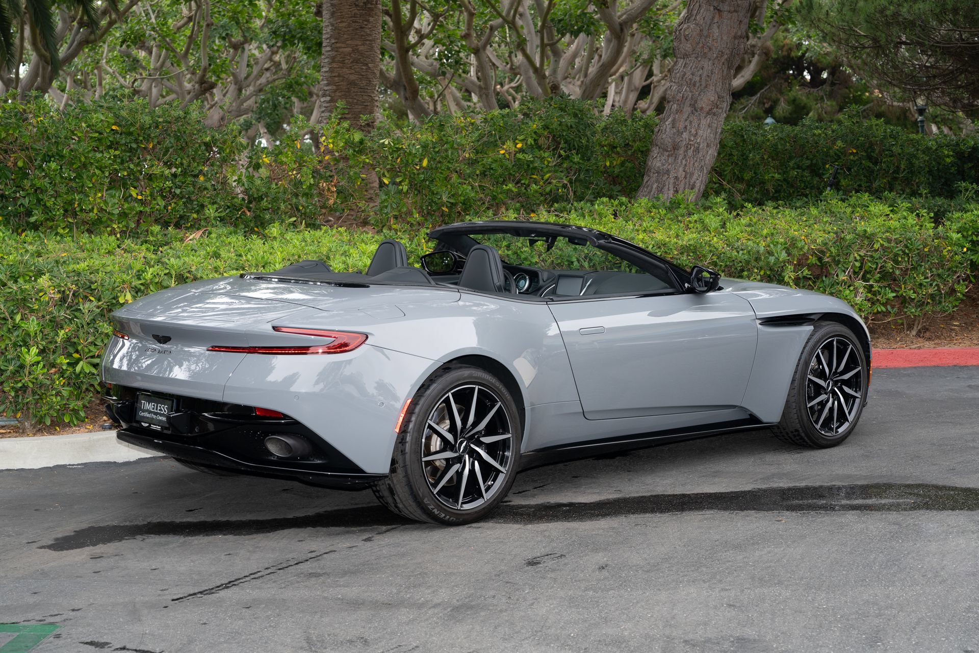 Used 2022 Aston Martin DB11 Volante RWD image 4