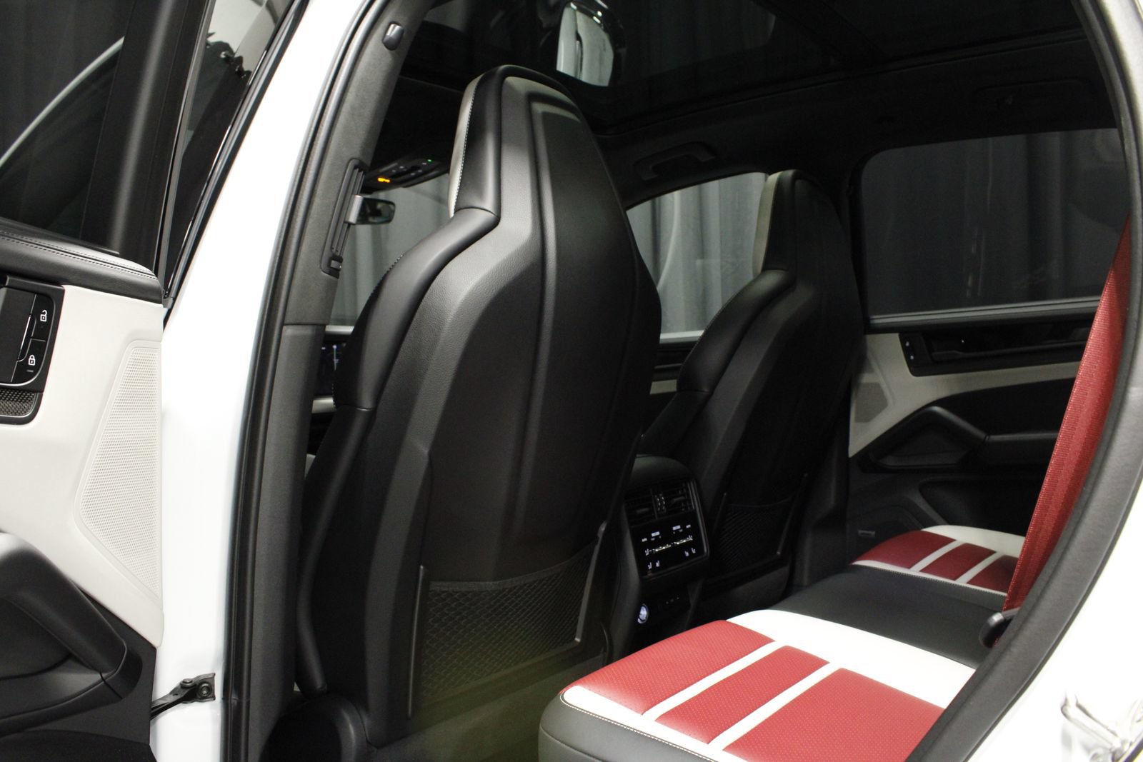 Certified 2025 Porsche Cayenne GTS AWD/4WD image 18