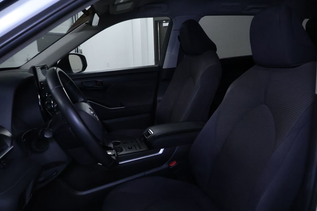 Used 2021 Toyota Highlander LE image 14