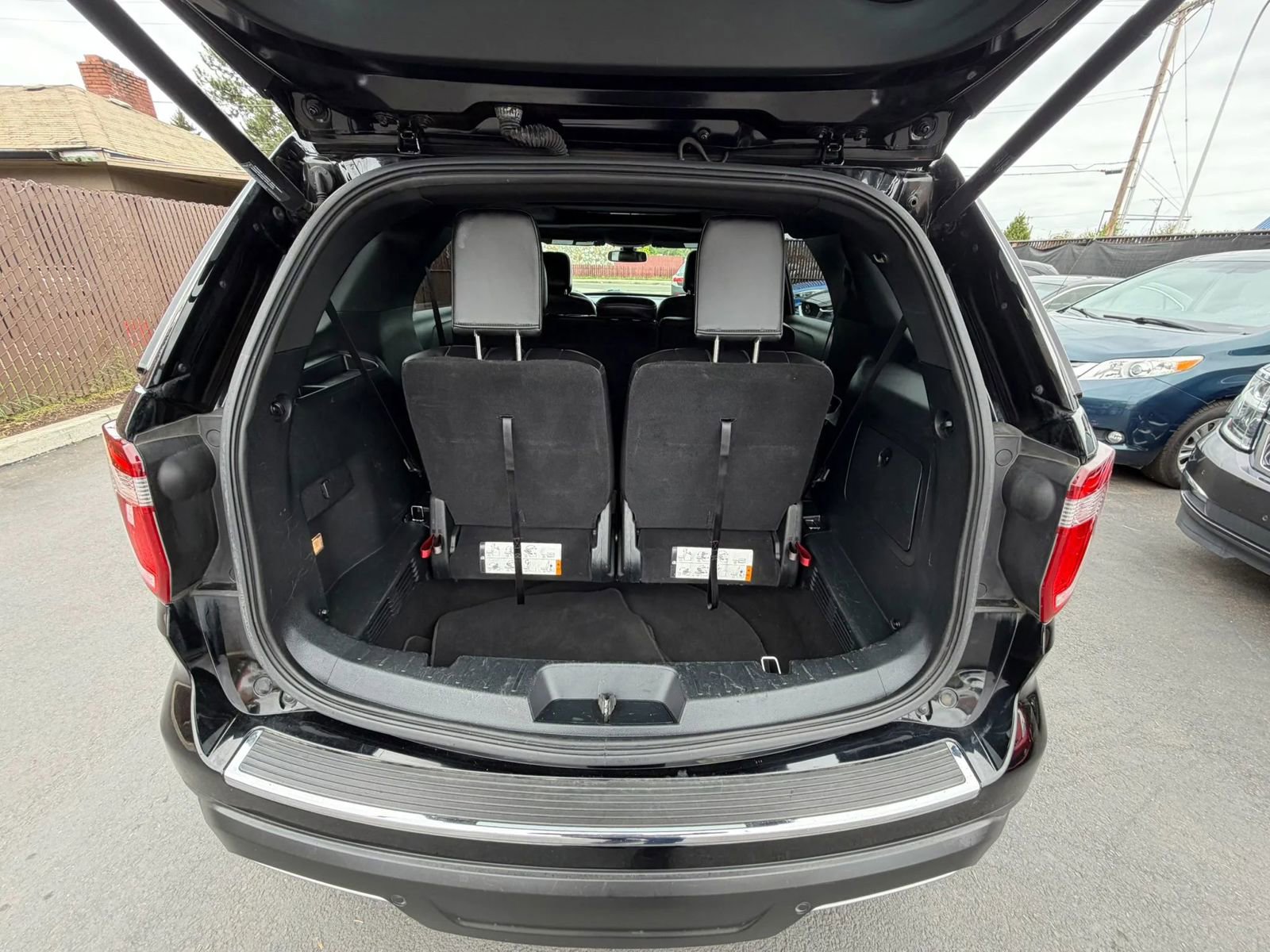 Used 2018 Ford Explorer XLT w/ Equipment Group 202A AWD/4WD image 11