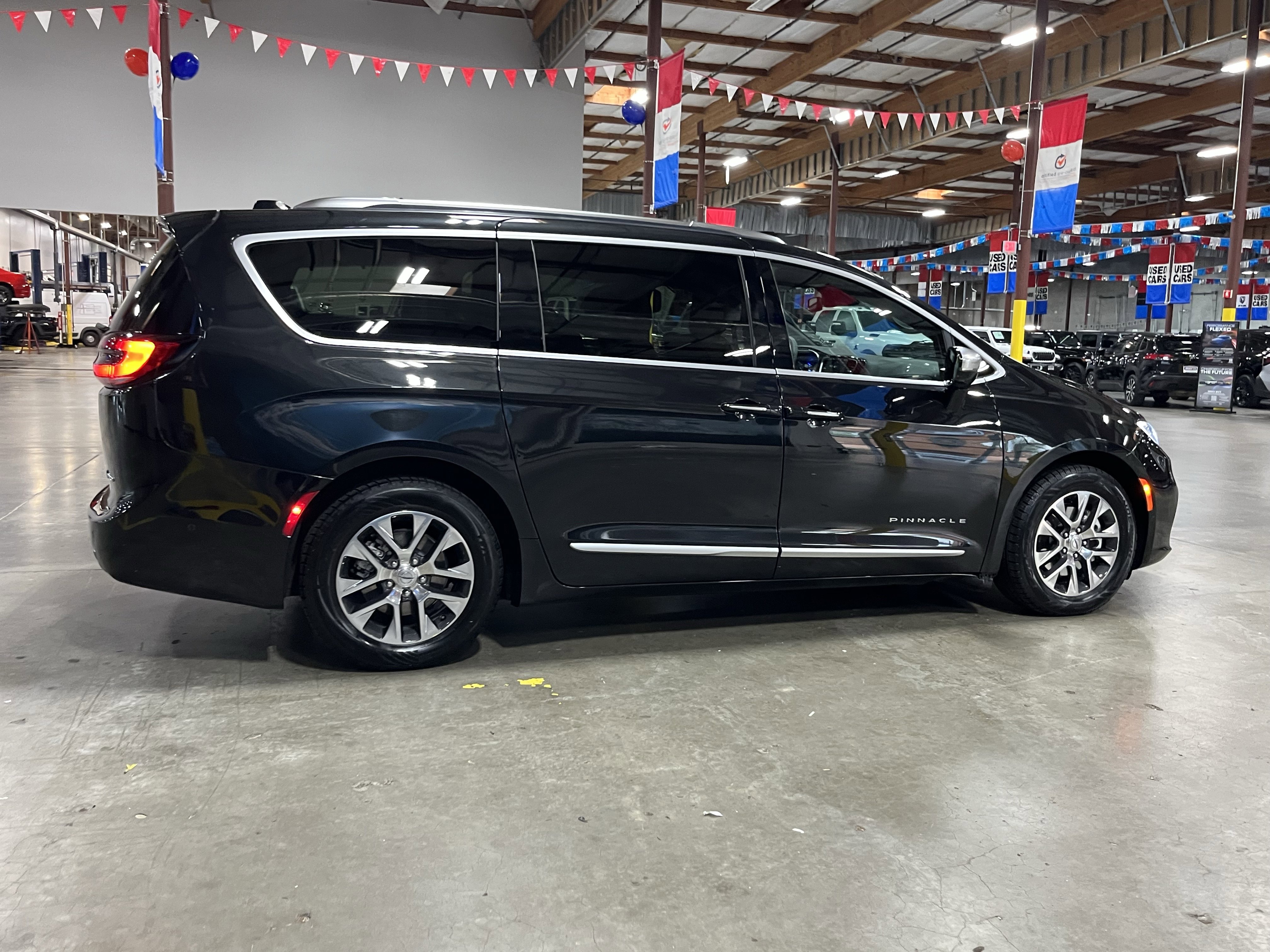 Used 2023 Chrysler Pacifica Pinnacle image 6