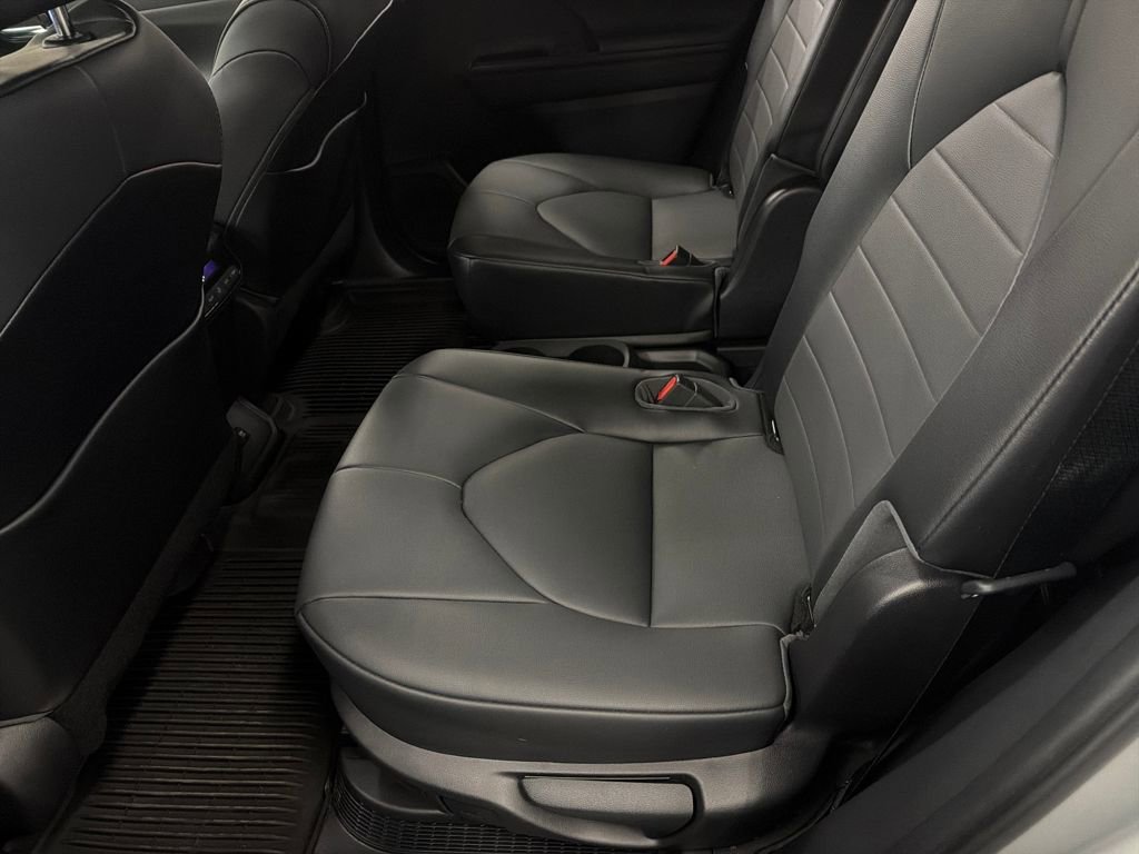 Certified 2021 Toyota Highlander XLE image 28